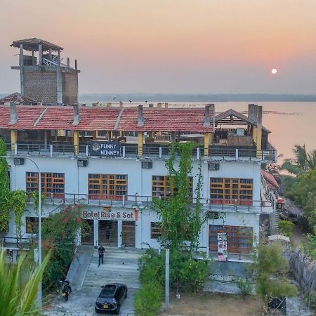 Funky Monkey Hostel & Yoga Rooftop Lounge , Arugambay Pottuvil Esterno foto