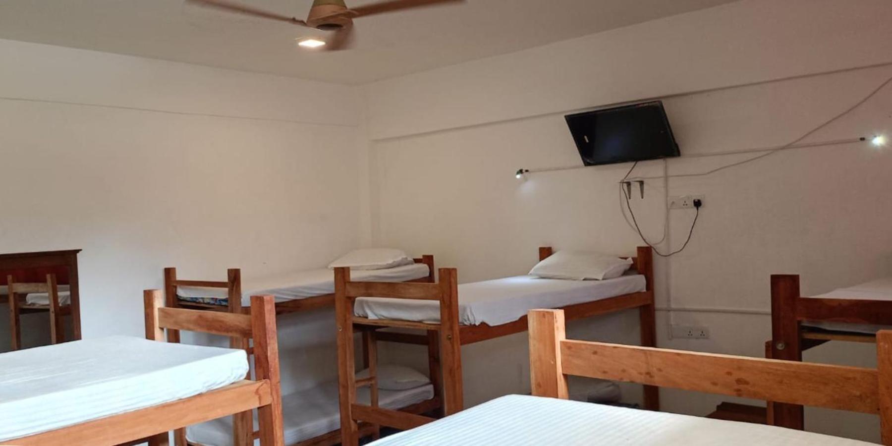 Funky Monkey Hostel & Yoga Rooftop Lounge , Arugambay Pottuvil Esterno foto