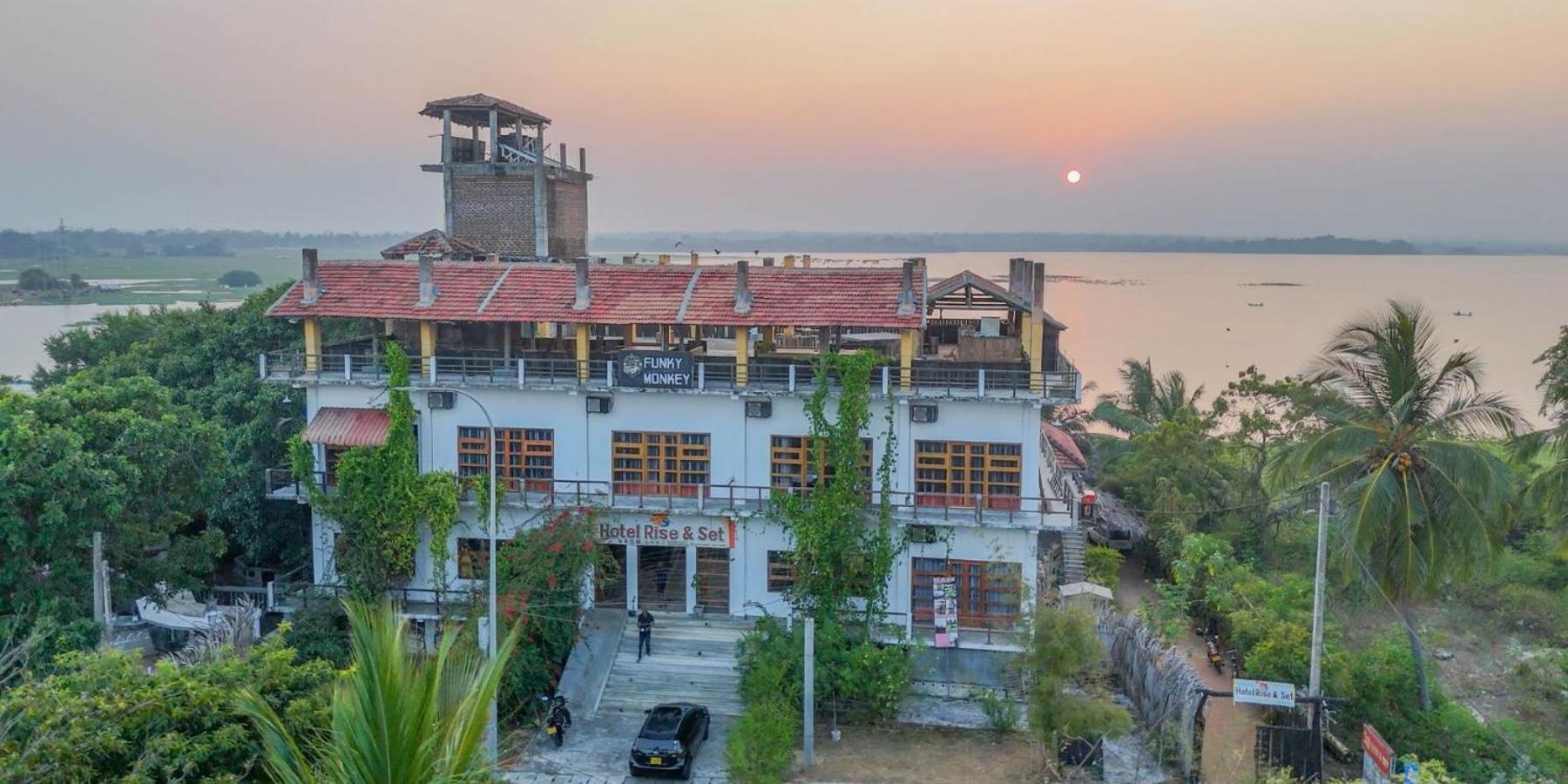 Funky Monkey Hostel & Yoga Rooftop Lounge , Arugambay Pottuvil Esterno foto